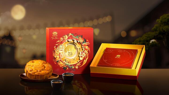 Hộp bánh trung thu Kinh Đô 25 năm phiên bản giới hạn có thể thắp sáng bằng đèn flash điện thoại.
