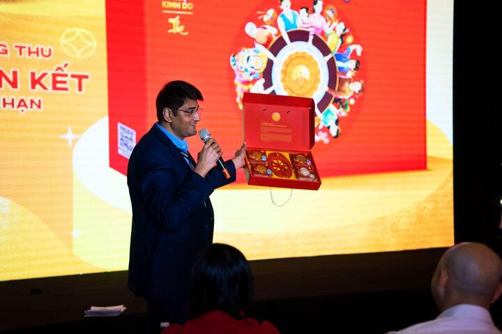 Ông Sameer Yadav, Giám đốc Marketing của Mondelez Kinh Đô Việt Nam chia sẻ về khuôn cắt bánh Trung thu trong hộp đặc biệt năm nay.