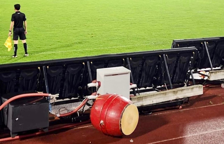 Chiếc trống đồng hành với CLB Nam Định trong mọi trận đấu sân nhà, sân khách bị CĐV ném xuống sân.