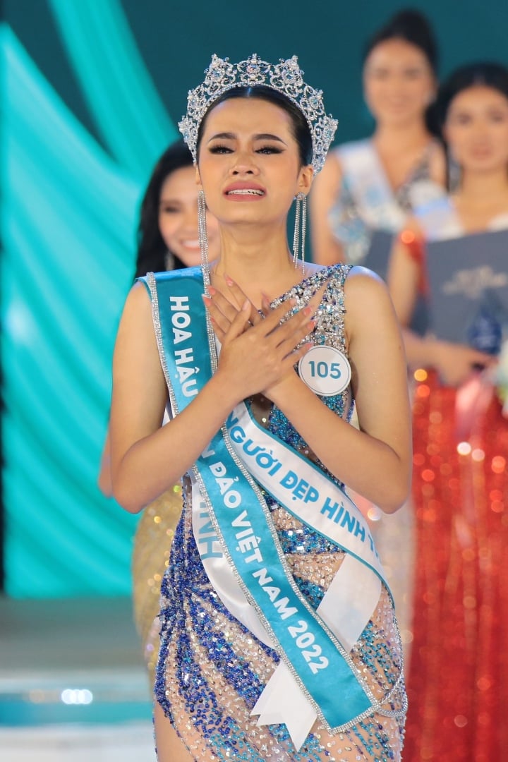 Hoa hậu Đinh Như Phương trong khoảnh khắc đăng quang.