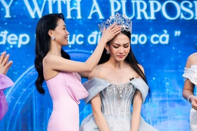 Hoa hậu Mai Phương cũng quyết định bán đấu giá vương miện Miss World Vietnam sau 1 tháng đăng quang.