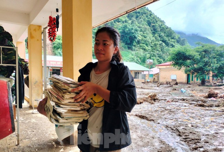 Trường học tan hoang, bàn ghế, sách vở ngập trong bùn đất sau lũ - 4