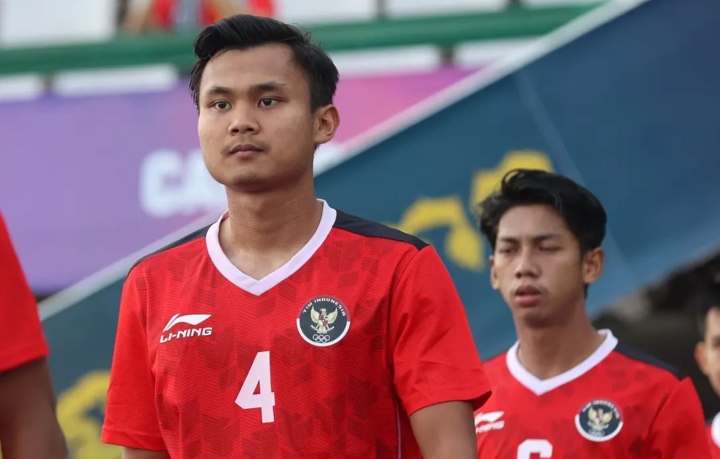Komang Teguh (số 4) từng là nhân vật chính trong màn ẩu đả với U23 Thái Lan tại chung kết SEA Games 32.