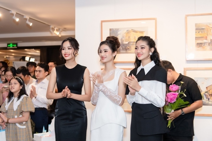 Hình ảnh Top 3 Miss World Vietnam 2023 xuất hiện tại buổi triển lãm.