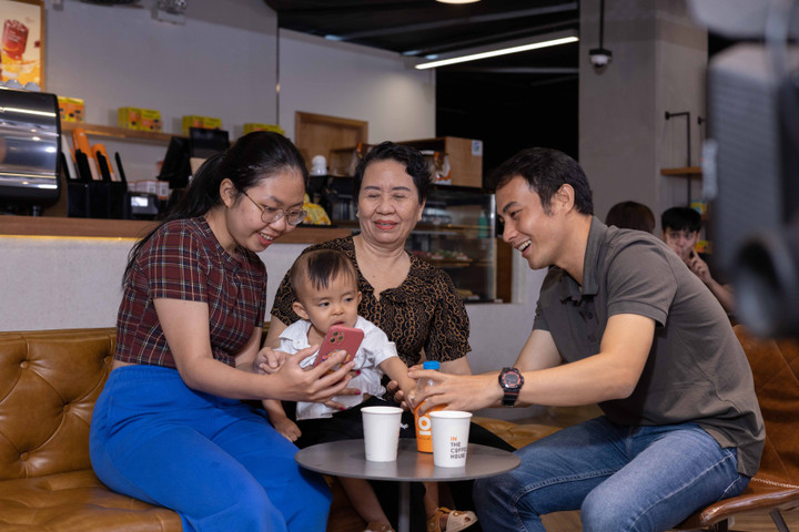 Cuộc gọi video qua Zalo giúp gắn kết tình cảm gia đình của hàng triệu người Việt.