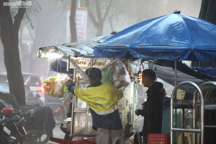 Dự báo thời tiết TP.HCM hôm nay 12/8: Ngày nắng, chiều tối có mưa rào rải rác.