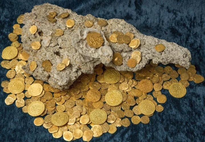 Bên trong xác tàu đắm, nhóm lặn tìm thấy 350 đồng tiền cổ. (Ảnh: Dailymail)