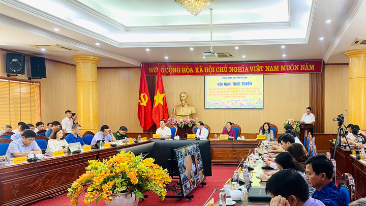 Toàn cảnh Lễ phát động quyên góp, ủng hộ Chương trình hỗ trợ điện thoại thông minh cho người dân 8 xã/phường thực hiện thí điểm chuyển đổi số năm 2023.