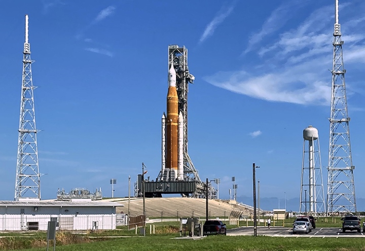 Tên lửa SLS và tàu vũ trụ Orion trên bệ phóng ở Florida trong sứ mệnh Artemis I. (Ảnh: Getty)