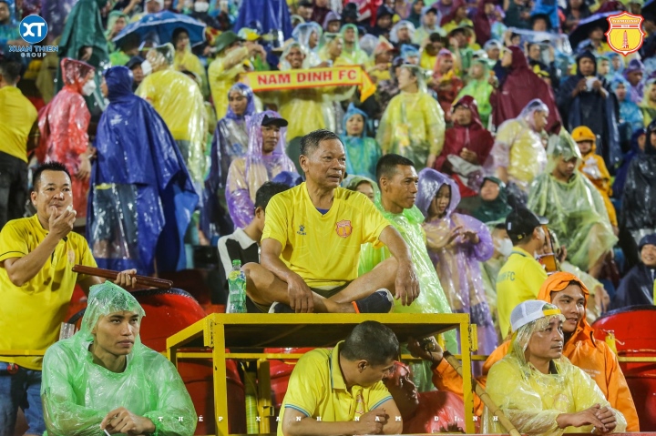 Ông Nguyễn Văn Quân đội mưa cổ vũ cho đội bóng quê hương. CĐV này là gương mặt quen thuộc trong mọi trận đấu của đội bóng thành Nam.