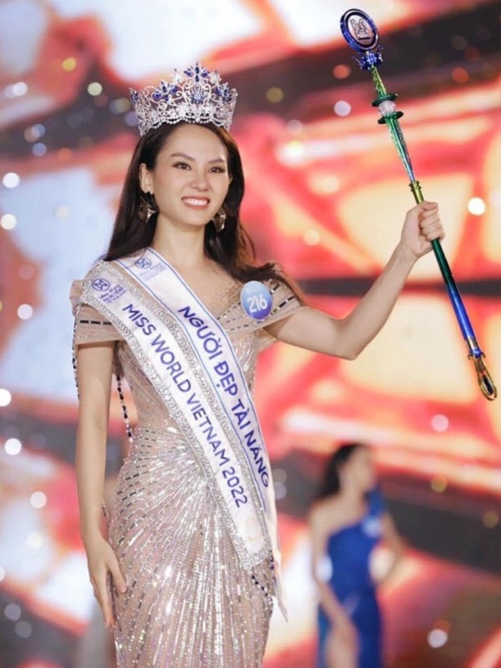Hoa hậu nào chỉ sau một tháng đăng quang đã mang vương miện đi đấu giá được 3 tỷ đồng? - 4