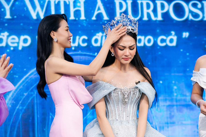 Hoa hậu nào chỉ sau một tháng đăng quang đã mang vương miện đi đấu giá được 3 tỷ đồng? - 5