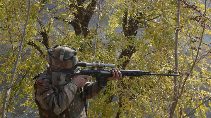 Một binh sĩ Ấn Độ nhìn qua ống ngắm quang học của khẩu súng trường bắn tỉa Dragunov.