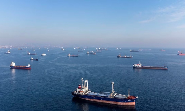 Tàu thương mại chờ qua eo biển Bosphorus hồi tháng 10/2022. (Ảnh: Reuters)