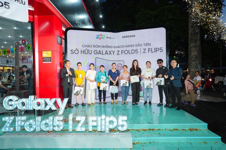 Nhiều khách hàng nhận Galaxy Z Fold5, Z Flip5 từ 18h ngày 11/8
