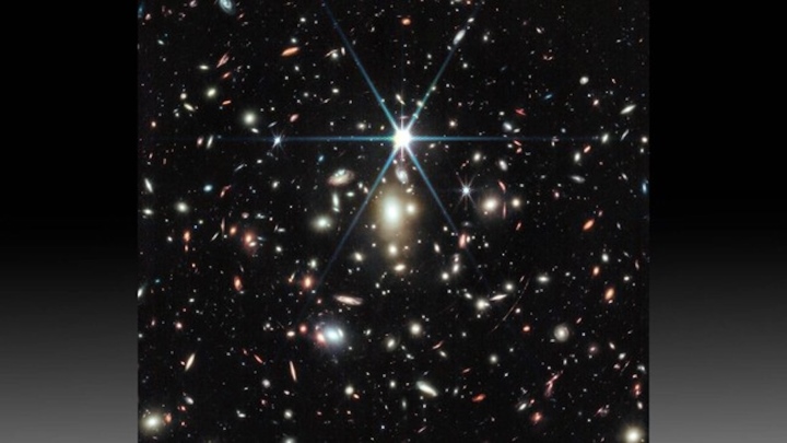 Hình ảnh từ Kính viễn vọng Không gian James Webb của cụm thiên hà khổng lồ WHL0137-08.(Ảnh: NASA)