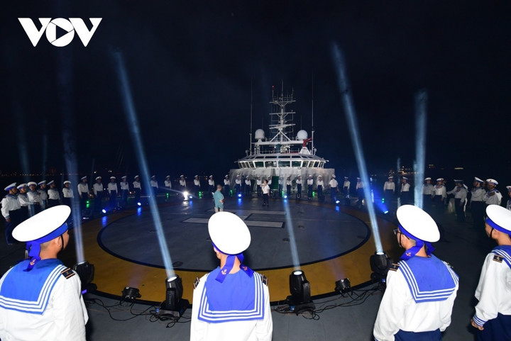 Sự kết nối giữa sân khấu trên cầu cảng và tàu Yết Kiêu tạo nên 1 không gian sân khấu 3D sinh động, ấn tượng. Con tàu của Hải quân trở thành một phần decor sân khấu vừa góp phần hiệu quả trong việc tạo dựng hình tượng nghệ thuật của chương trình “Tổ quốc – Con tàu và người thủy thủ”, vừa có thể tận dụng các “khoang” “buồng” trên tàu vào các phần hoạt cảnh, tiết mục nghệ thuật.