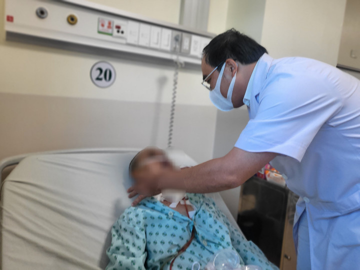 TS.BS Nguyễn Anh Khôi, Trưởng khoa Ngoại Đầu cổ hàm mặt, Bệnh viện Ung bướu TP.HCM đang thăm khám cho bệnh nhân sau phẫu thuật. (Ảnh: BVCC)