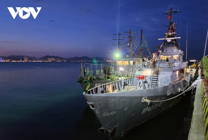 Cận cảnh đội tàu tham gia chương trình 'Mạnh giàu từ biển quê hương' - 11