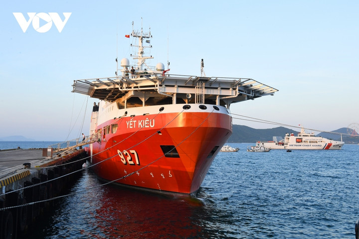 Sân khấu mở của chương trình đặt tại Quân cảng Nha Trang, xung quanh là rất nhiều tàu cá của ngư dân và tàu của các lực lượng Hải quân, Biên phòng, Cảnh sát biển… Đặc biệt là sự hiện diện của tàu Yết Kiêu - loại tàu cứu hộ thế hệ mới, hiện đại của lực lượng hải quân.