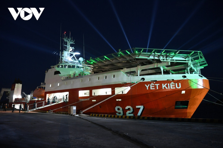 Ngoài sân khấu chính khu vực cầu cảng là không gian của các tiết mục nghệ thuật ấn tượng, sân khấu còn lại được đặt trên tàu Yết Kiêu. Việc chuyển nhịp giữa 2 set sân khấu tạo ra cảm giác vừa khoáng đạt, hoành tráng, bay bổng vừa sâu lắng, nhẹ nhàng.