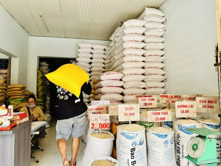 Giá lúa gạo hôm nay tiếp đà giảm với gạo.