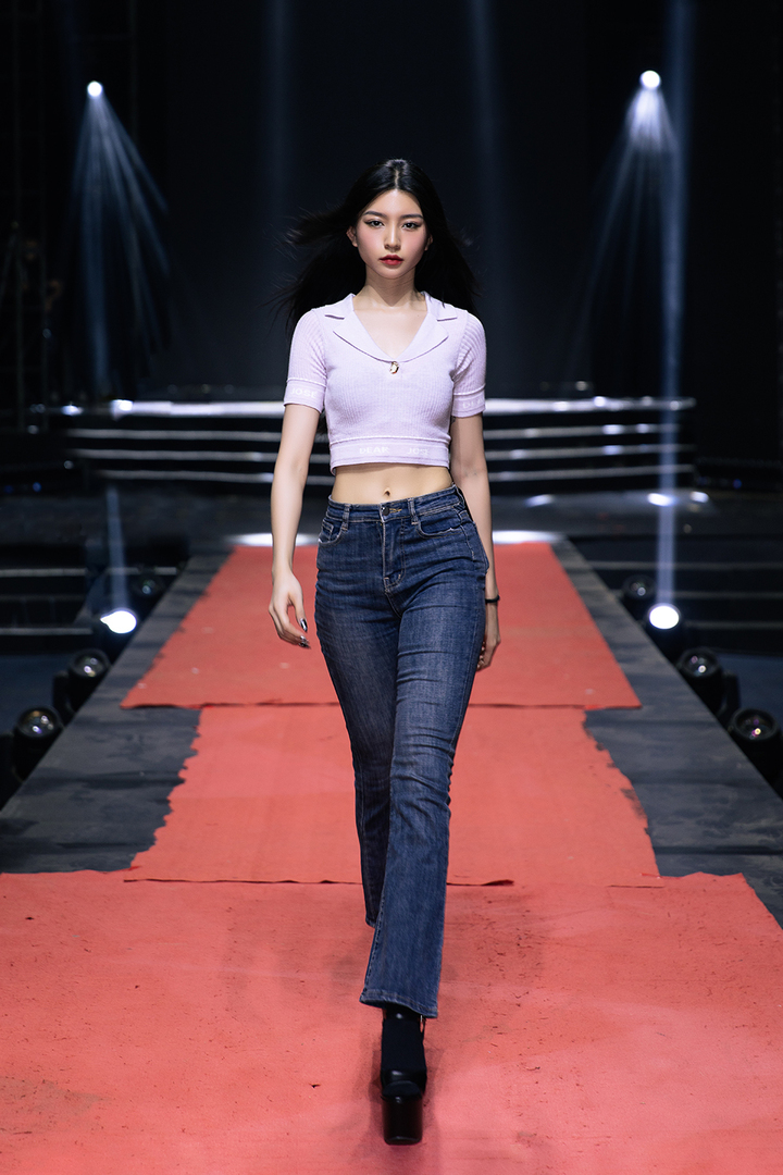 Phương Vy (Bâu Krysie) được cho là nhân tố đáng gờm khi nhận được nhiều ủng hộ của khán giả bởi gương mặt đậm chất “thần tiên tỷ tỷ”. “Gà cưng” của HLV Minh Triệu - Kỳ Duyên cũng là một gương mặt mới của làng thời trang Việt. Chính nội lực tiềm ẩn đã khiến bộ đôi HLV Minh Triệu - Kỳ Duyên quyết bảo vệ đến cùng tại đường đua The Face Vietnam năm nay.