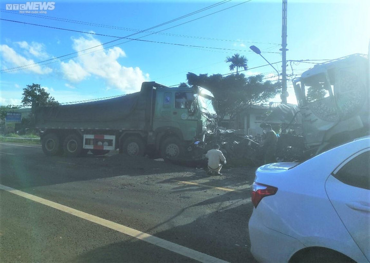 Lực lượng chức năng khám nghiệm hiện trường vụ tai nạn. (Ảnh: P.H)