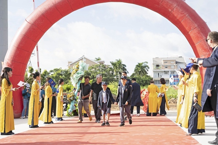 Thầy cô trường Victoria School chào đón phụ huynh và học sinh tham dự lễ khánh thành.