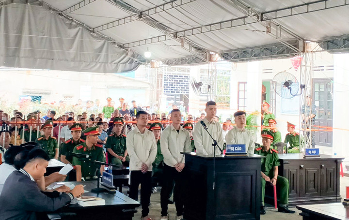 4 kẻ liên quan vụ nổ súng, chém người gây rúng động ở Hội An bị đưa ra xét xử. (Ảnh: C.A).