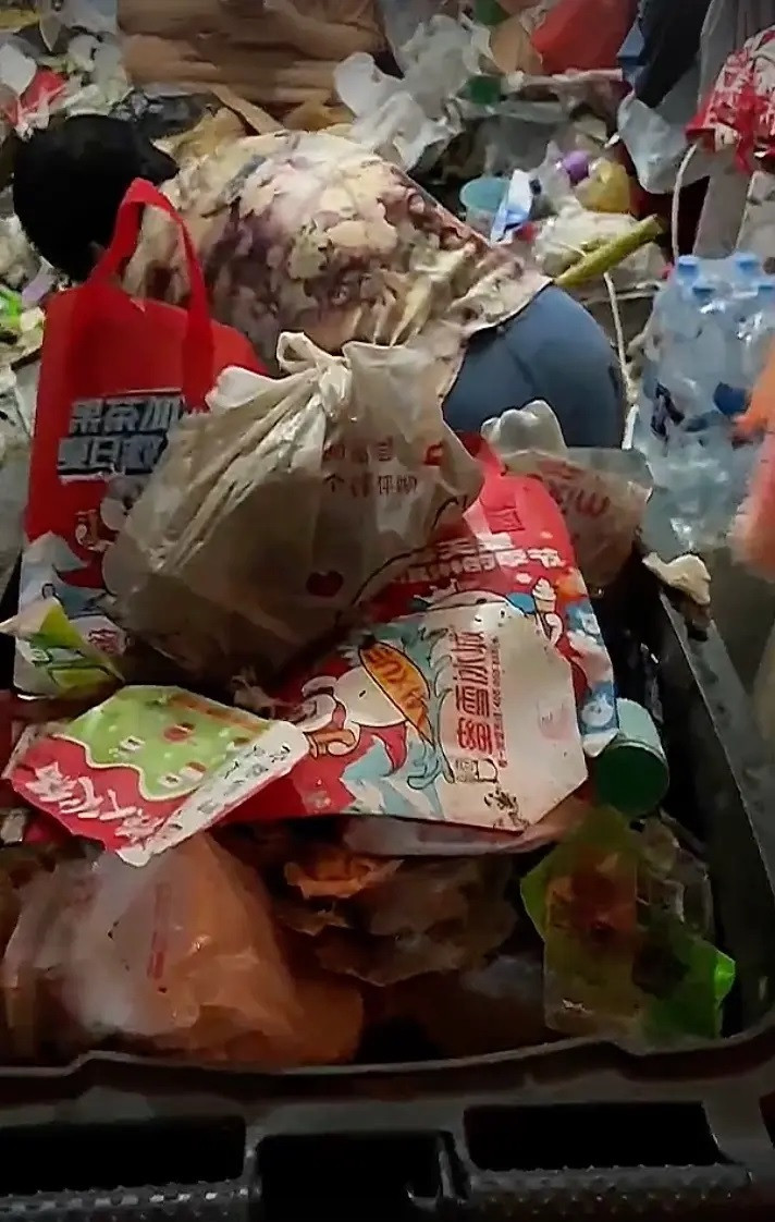 Căn hộ này không khác gì một bãi rác thu nhỏ.