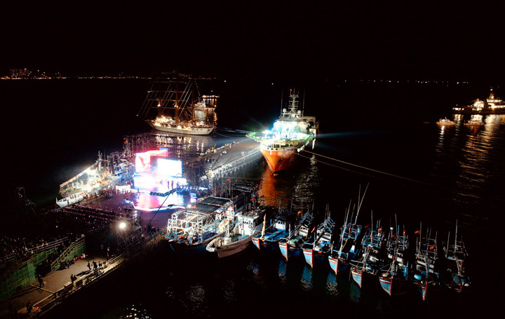 Bối cảnh chương trình lấy mặt cầu cảng làm sân khấu chính cùng một số tàu của lực lượng Hải quân, Cảnh sát biển, Biên phòng, Kiểm ngư…