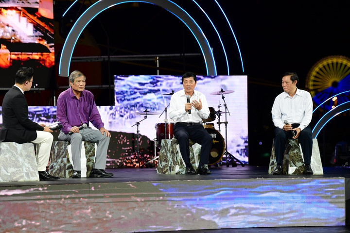 Chương trình có sự giao lưu giữa các khách mời PGS.TS Võ Sỹ Tuấn - Nguyên viện trưởng Viện Hải dương học Nha Trang; PGS.TS Bùi Tất Thắng - Nguyên viện trưởng Viện Chiến lược phát triển, Bộ kế hoạch và đầu tư; GS Mai Trọng Nhuận - Nguyên Giám đốc ĐH Quốc gia - chuyên gia nguyên cứu về biển đảo, xoay quanh các vấn đề phát triển kinh tế biển...