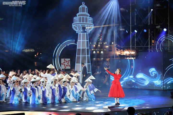 Ca sỹ Đông Nhi biểu diễn liên khúc "Việt Nam trong tôi là" đầy tự hào.