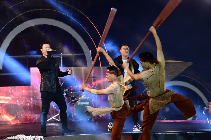 Các tiết mục âm nhạc trong chương trình được dàn dựng công phu, đặc sắc, mang một thông điệp ý nghĩa: Yêu biển, giữ biển. Mỗi người như giọt nước trong biển cả mênh mông. Giọt nước chỉ hòa vào biển cả mới không cạn. Góp sức mình để giữ "biển giàu", "biển mạnh".