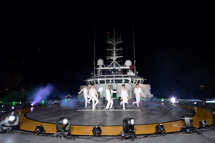 Liên khúc ráp được biểu diễn đầy hẫu hứng, ấn tượng tại sân khấu trên tàu.