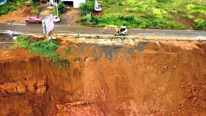 Chính quyền Gia Nghĩa đã lập rào chắn, cắm biển cảnh báo khu vực nguy cơ sạt lở, biển báo hạn chế đối với các phương tiện giao thông, sử dụng máy múc để khởi thông dòng chảy.