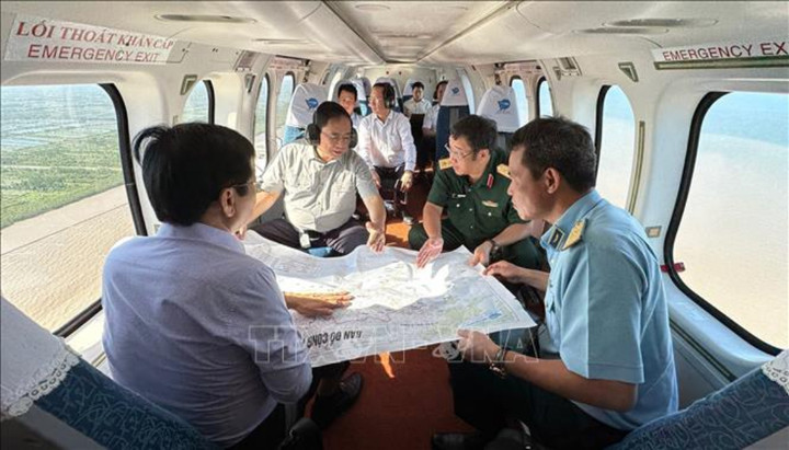 Thủ tướng Phạm Minh Chính thị sát tình hình sạt lở ven biển các tỉnh Vùng Đồng bằng sông Cửu Long. (Ảnh: Dương Giang/TTXVN)