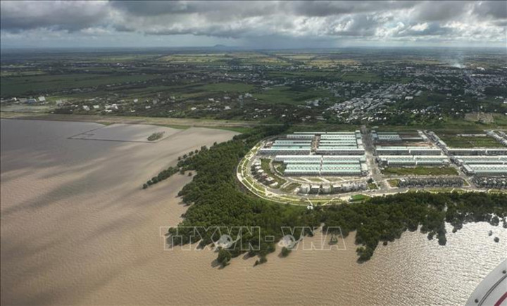 Thủ tướng Phạm Minh Chính thị sát tuyến kẻ bảo vệ khu dân cư tỉnh Kiên Giang. (Ảnh: Dương Giang/TTXVN)