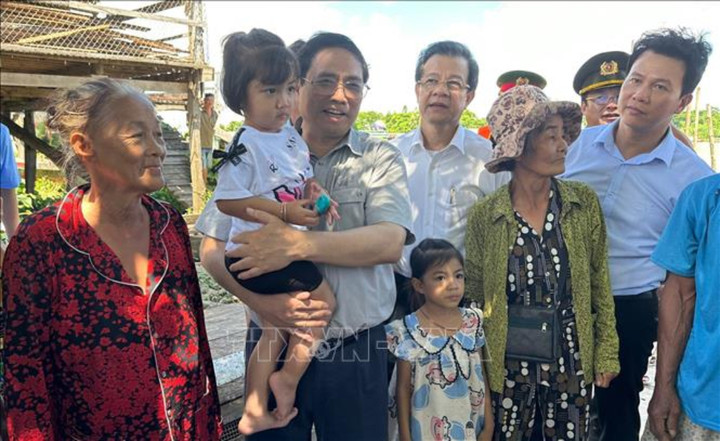 Thủ tướng Phạm Minh Chính thăm nhân dân khu dân cư ven biển tỉnh Kiên Giang. (Ảnh: Dương Giang/TTXVN)