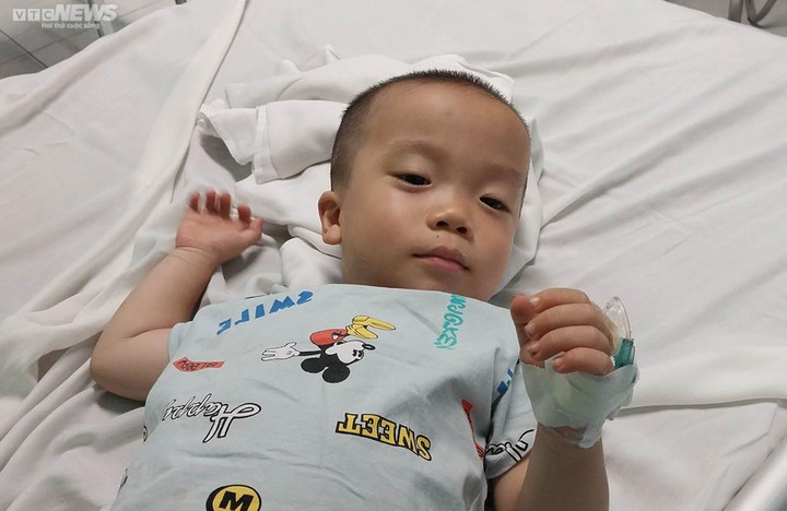 Bé Khôi những ngày nằm viện.