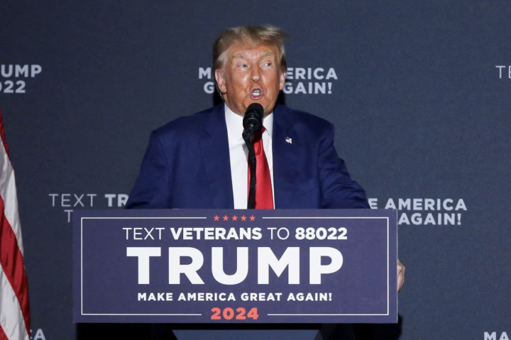 Cựu Tổng thống Donald Trump phát biểu trong cuộc vận động tranh cử ở Windham, New Hampshire, Mỹ. (Ảnh: Reuters)