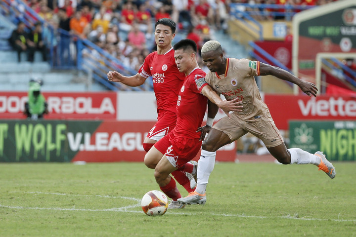 Hàng thủ CLB Viettel chơi tệ trong hiệp 1.