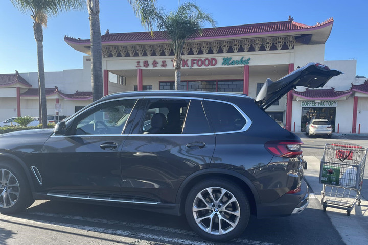 Chiếc xe hơi bị đập vỡ kính. Ảnh: NVCC