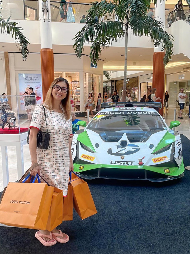 Phạm Thanh Thảo bên những món hàng hiệu. Ảnh: NVCC