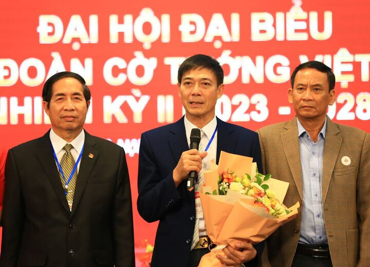 Ông Nguyễn Văn Bình (giữa) làm Chủ tịch Liên đoàn cờ tướng Việt Nam.