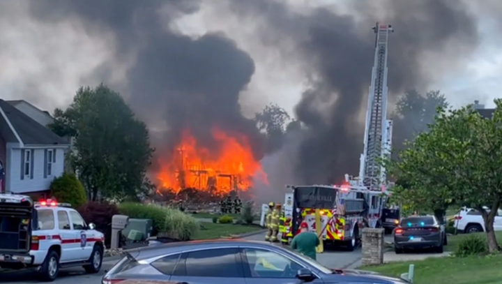 Một đám cháy bùng lên sau vụ nổ làm rung chuyển một khu phố ở Pennsylvania (Mỹ). (Ảnh: CNN/Ảnh chụp màn hình)