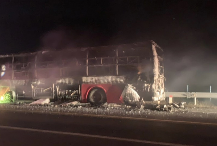 Chỉ trong vòng 20 phút, chiếc xe khách đã cháy trơ khung.