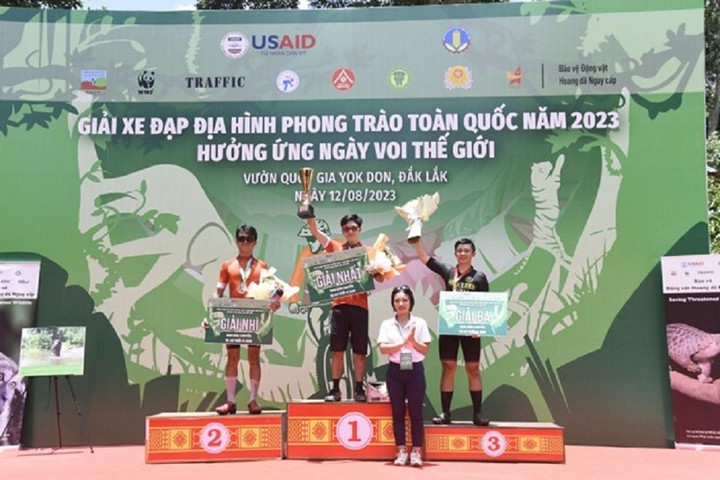 Các cua rơ nhận giải thưởng.