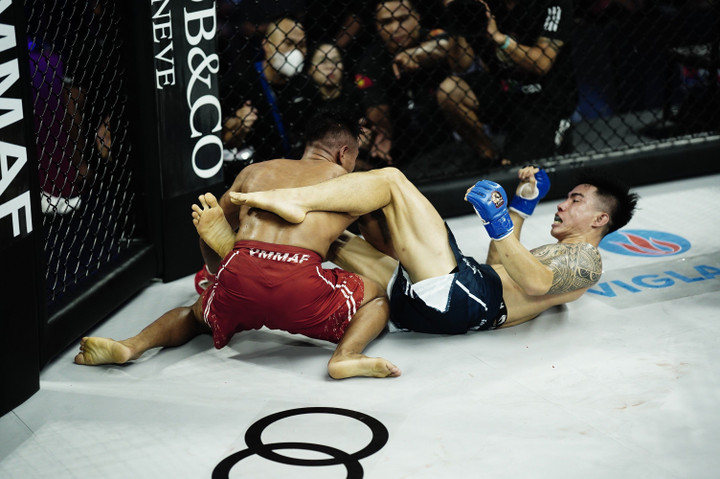 Trận đấu giữa Phạm Văn Nam và Đinh Văn Hương diễn ra căng thẳng.